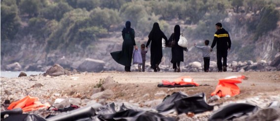 Een gevluchte familie op een strand op Lesbos. Een eerste groep van 66.000 asielzoekers zal vanuit Italië en Griekenland verdeeld worden.
