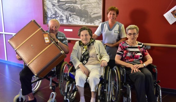Animatrice Leen Brodelet kon rekenen op enthousiaste medewerking van bewoners Clery, Marice-Christine en Cecile.