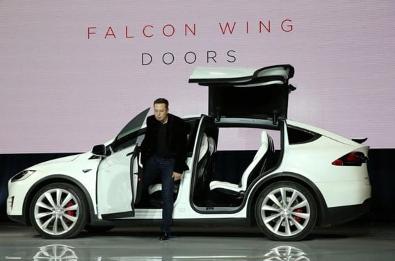 Elon Musk presenteert de nieuwe SUV van Tesla in Fremont, Californië.