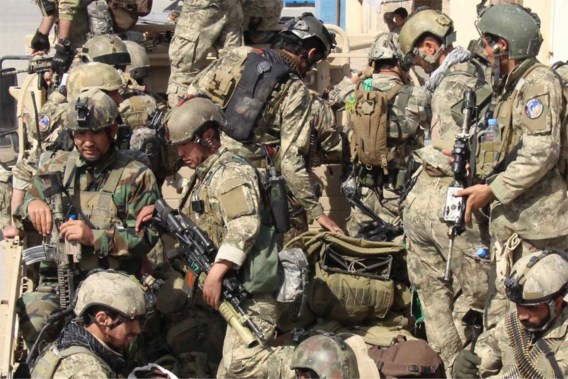 Afghaanse elitesoldaten landen op de luchthaven van Kunduz. Het leger – bijgestaan door Navo-troepen – heeft alle moeite van de wereld om de stad, die sinds het begin van deze week bijna volledig in handen van de Taliban is, te heroveren. Het Afghaanse leger controleert alleen nog de luchthaven van de strategische stad in het noorden van het land. Lokale ziekenhuizen kunnen de toestroom van slachtoffers amper aan. Volgens de overheid zouden er al meer dan veertig doden en honderden gewonden gevallen zijn. Kunduz is de eerste grote stad die onder de controle van de Taliban valt sinds die in 2001 door een internationale coalitie onder leiding van de VS werden verdreven. Intussen winnen de gewapende opstandelingen almaar meer terrein, ondanks de overmacht in aantal van de Afghaanse en Navo-troepen, aldus The Guardian.
