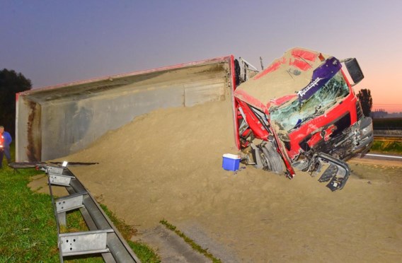 De aanhangwagen met zand kantelde op de snelweg.