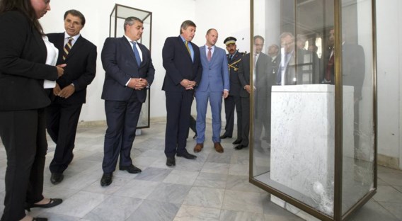 Vandeput, Jambon en Francken in het Bardomuseum, met rechts onderaan nog kogelinslagen.