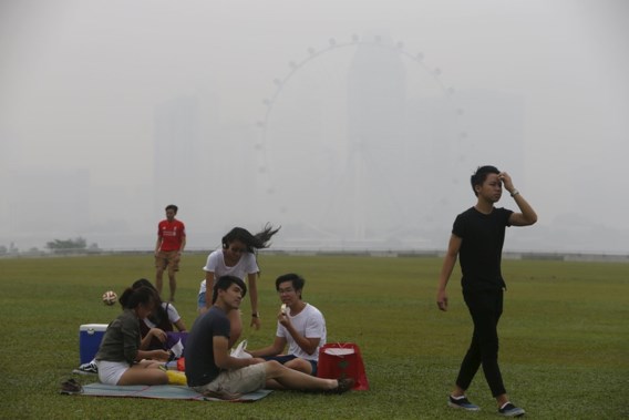 <p>Een picknick in Singapore. Indonesië heeft al herhaaldelijk hulp van Singapore geweigerd om de branden te bestrijden. We hebben voldoende materiaal om het probleem zelf de baas te kunnen, zei de Indonesische vicepresident Jusuf Kalla al een paar keer. Hij voegde eraan toe dat Singapore en Maleisië ook niet té veel moeten klagen: buiten het ‘mist’seizoen kunnen ze volop meegenieten van de zuivere lucht die het Indonesische regenwoud produceert. <span class="credit">reuters</span></p>