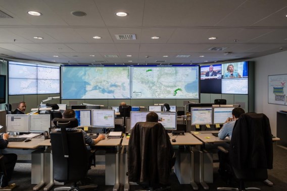 Het Situation Centre van Frontex: de groene bollen op de wandvullende schermen zijn ‘incidenten’ - vluchtelingen die in groep een Europese buitengrens proberen te overschrijden.