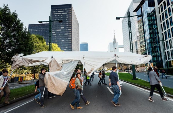 Het vluchtelingenkamp in het Brusselse Maximiliaanpark is gisteren door vrijwilligers ontruimd. Ook de vluchtelingen staken een handje toe. Zij verhuizen nu normaal gezien naar de door het Rode Kruis georganiseerde pre-opvang in het WTC III-gebouw. Die breidt de komende dagen geleidelijk aan uit tot een 1.000 plaatsen.Het Maximiliaanpark is daarmee nog niet helemaal leeg. Een honderdtal sans-papiers blijft er tot nader order kamperen, uit protest tegen de manier waarop de overheid hen behandelt.