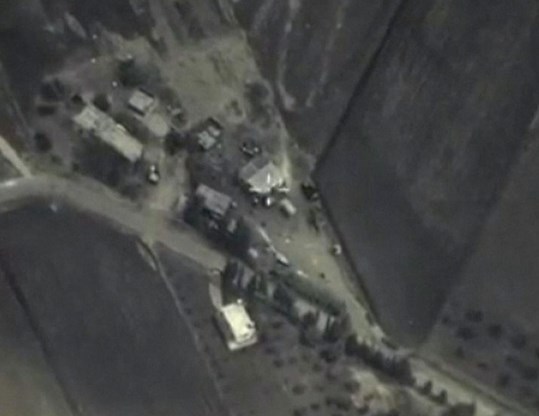 Russische gevechtsvliegtuigen voerden gisteren opnieuw bombardementen uit in Syrië. Het ministerie van Defensie in Moskou gaf er deze beelden van vrij. Doelwit was een kamp van de terreurgroep Islamitische Staat (IS), maar volgens rebellen werd ook een basis getroffen van een gematigde rebellengroepering die door de VS en Qatar wordt gesteund.Blz. 2-3berichtgeving,blz. 40 opinie.