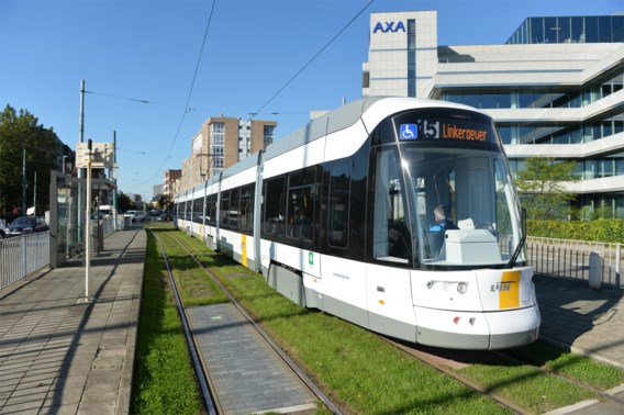 Een met gras begroeide trambedding is mooi, maar kost wel meer.
