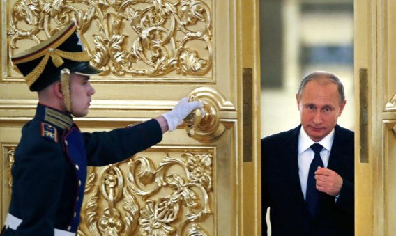 Gisteren in Moskou: president Poetin begeeft zich in het Kremlin naar een vergadering van de Presidentiële Raad voor Maatschappelijke Organisaties en Mensenrechten.