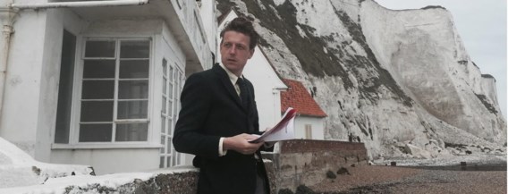 Bent Van Looy aan het strandhuis van Ian Fleming en Noël Coward. Op de achtergrond de eeuwig witte kliffen van Dover.