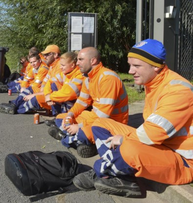 de afvalophalers vatten post aan de poorten van IVBO.