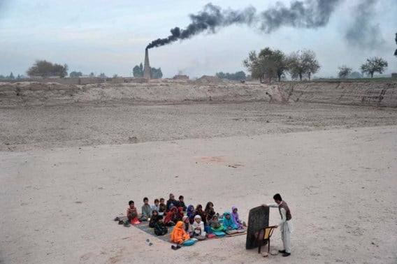 <p>Een open klasje nabij Jalalabad.<span class="credit">afp</span></p>