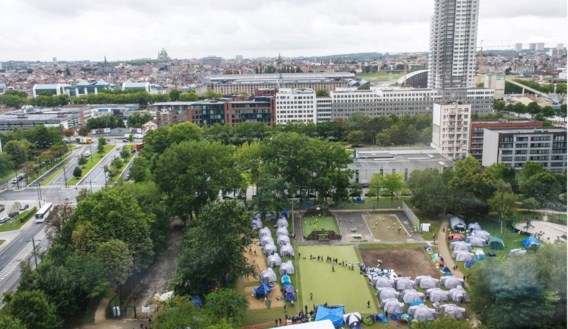 Het Maxiliaanpark tegenover de Dienst Vreemdelingenzaken in Brussel, waar wekenlang asielzoekers kampeerden.