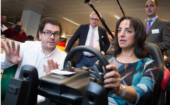 Brussels staatssecretaris Fadila Lanaan op bezoek bij SoftKinetic.