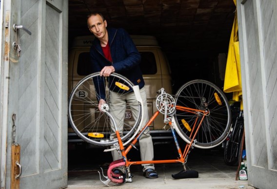 Kris Pirquin herstelt in het kader van Lets Vlaanderen een fiets in ruil voor ‘iets anders’.