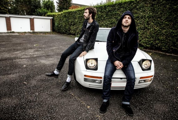 Jan Paternoster en Dries Van Dijck cruisen met een oude Porsche langs hun roots.