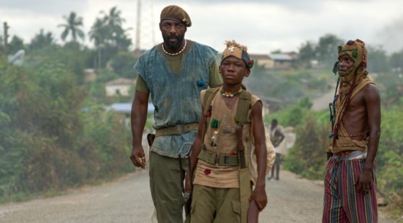 Idris Elba lijft Agu (Abraham Attah) in als kindsoldaat in zijn legertje ongeregeld.