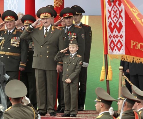 <p>Vader en zoon op de nationale feestdag in 2011.<span class="credit">ap</span></p>