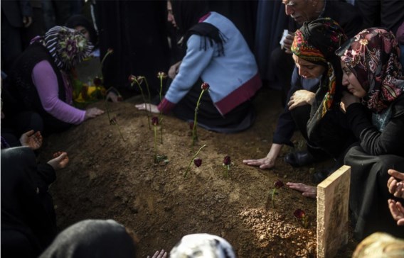 Ook maandag werden in Istanbul nog slachtoffers begraven van de dubbele bomaanslag in Ankara.