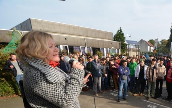 Leen Demaré helpt de politici een handje en ging langs bij de Vilvoordse scholen om de leerlingen te motiveren een bijdrage te leveren.