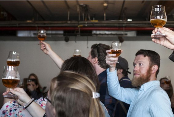 Proeven van ambachtelijk bier tijdens een rondleiding in de Brooklyn Brewery in New York.