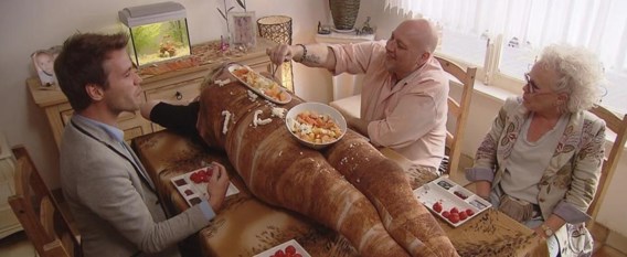 Kandidate Kristina Latet verkleedt zich als rol kipkebab en doet dienst als dessertenbuffet.