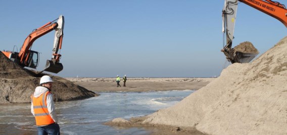 Kranen openen de bres en gooien ze na een uur weer dicht.