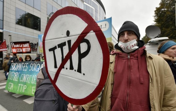 Gisteren deden anti-TTIP-betogers, die eerder al in Barcelona waren gepasseerd, Brussel aan.
