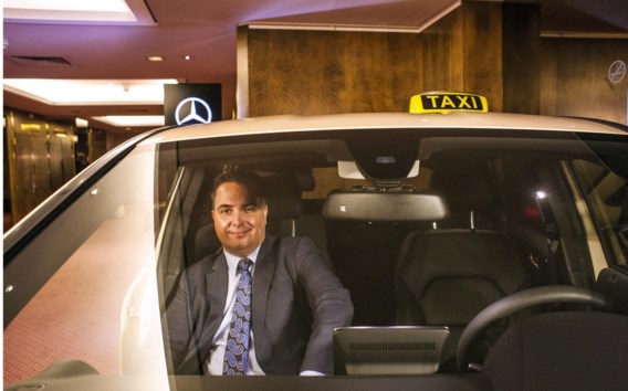 Matthew Daus in een Antwerpse taxi. ‘De taximarkt helemaal dereguleren, is geen goed idee.’