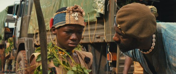 De Commandant (Idris Elba) maakt van de ontheemde jongen een meedogenloze moordmachine.