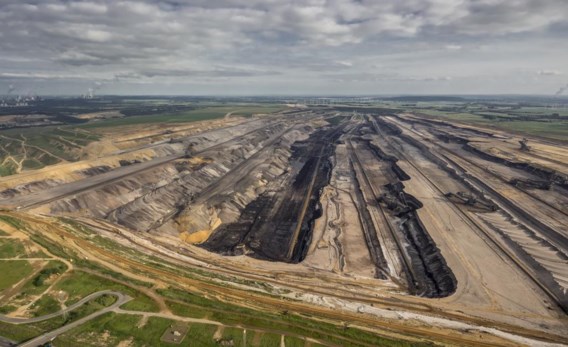 De exploitatie van bruinkool doet heelder Duitse dorpen verdwijnen in diepe kraters. 