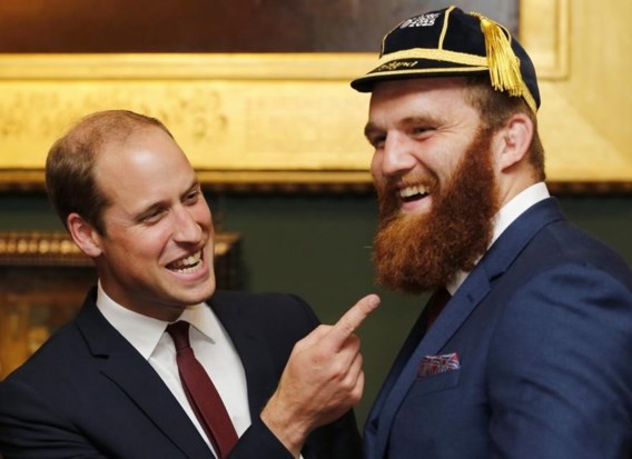 <p>Prins William toont tijdens de officiële openingsceremonie van het WK in Londen dat hij weet waar Jake Ball’s talent huist. Ball speelt straks de kwartfinale tegen Zuid-Afrika. <span class="credit">reuters</span></p>