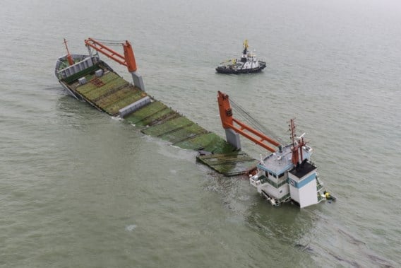 Het wrak vormt een bedreiging voor het milieu en het scheepvaartverkeer.