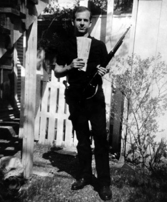 De betwiste foto van Lee Harvey Oswald in zijn tuin, naast het 3D-model dat de echtheid van het beeld bevestigt.
