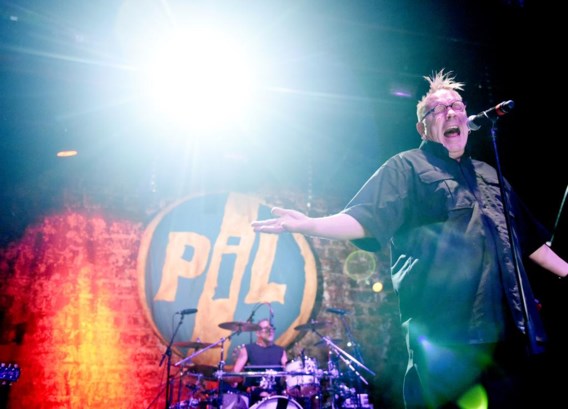 Lydon met leesbril, strijdlust intact.