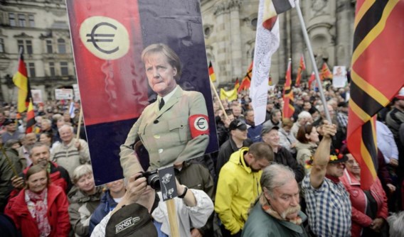 Pegida, de ‘haat’beweging van de ‘Patriottische Europeanen tegen de islamisering van het Avondland’, betoogde gisteren in Dresden. Merkel, met eurologo, was kop van Jut.