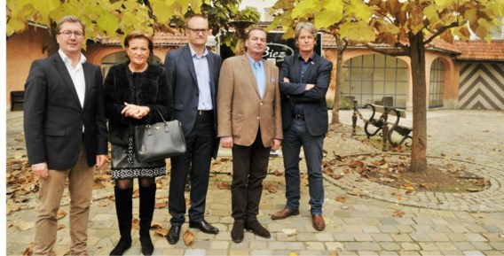 Van links naar rechts: Patrick Heleu, Francine Vandecasteele, Nicolas en Emmanuel Thomaere en schepen Wout Maddens in de Orangerie.