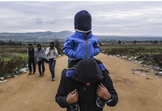 Deze migranten staken gisteren de Macedonisch-Servische grens over; voor de EVP zijn ze almaar minder welkom.