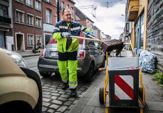 Dat gemeenteambtenaren niet kunnen genieten van de daling van de werkgeversbijdrage, kost de lokale besturen miljoenen.