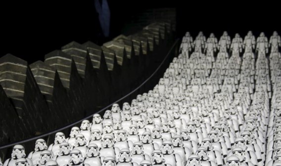Deze week werden 500 beeldjes van ‘Stormtroopers’ op de Chinese Muur geplaatst als promostunt.