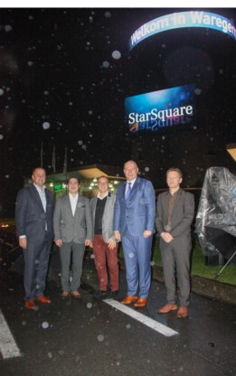 De vijf partners openden ‘Star-Square’ woensdagavond tijdens een officieel moment. Burgemeester Kurt Vanryckeghem, Alain Belaen van Sund, Toon Bossuyt van Boss Paints, Vincent Yserbyt van Group Ghistelinck en Paul Matthijs van Barco trotseerden de regen.