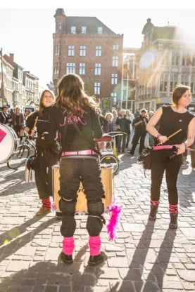 Een percussieband mepte de sfeer erin op de flashmob.