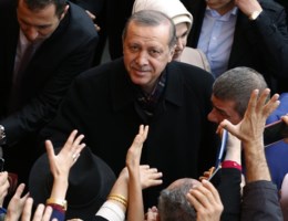 Erdogan herovert macht in Turks parlement