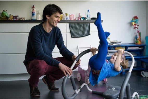 Bart Soenens met zijn dochtertje. ‘In de eerste levensjaren leg je de fundamenten van de relatie die je met je kinderen opbouwt.’