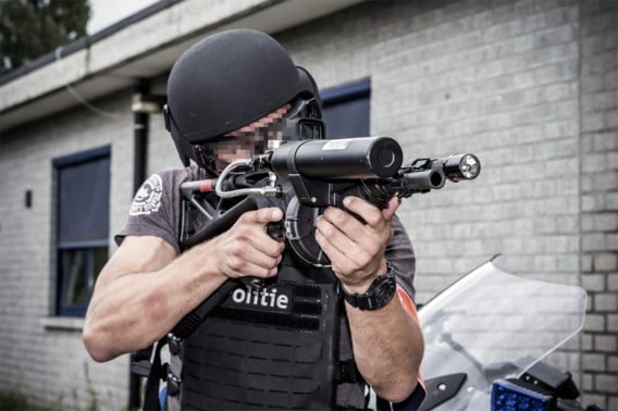 Het SRT mikte met een ‘less lethal weapon’ op de heup van het meisje.