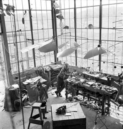 Alexander Calder in zijn atelier in Roxbury, Connecticut. 