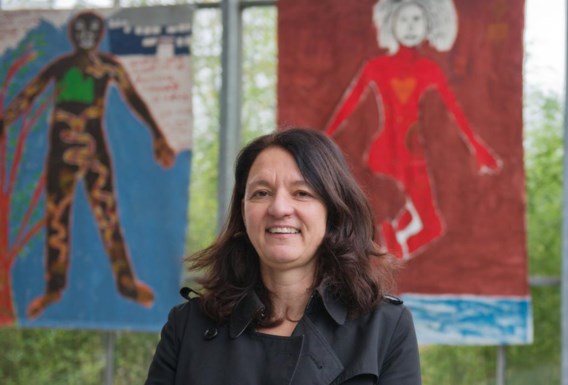 Christiana Nöstlinger van het Instituut voor Tropische Geneeskunde toont enkele werken in de Verbeke Foundation.