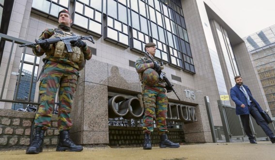 Defensie zet driehonderd extra militairen in voor de bewaking van ‘gevoelige locaties’, zoals hier aan het hoofdgebouw van de Europese Raad in Brussel. 