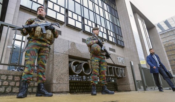 Defensie zet driehonderd extra militairen in voor de bewaking van ‘gevoelige locaties’, zoals hier aan het hoofdgebouw van de Europese Raad in Brussel.