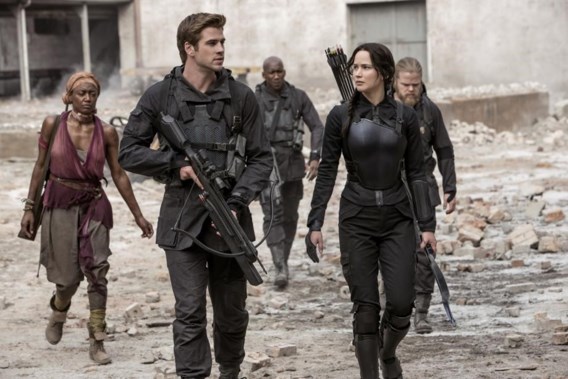 <p>Liam Hemsworth en Jennifer Lawrence, respectievelijk Gale en Katniss.<span class="credit">ap</span></p>