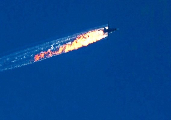 De Russische Sukhoi SU 24 staat in brand na de aanval door Turkse jachtvliegtuigen.